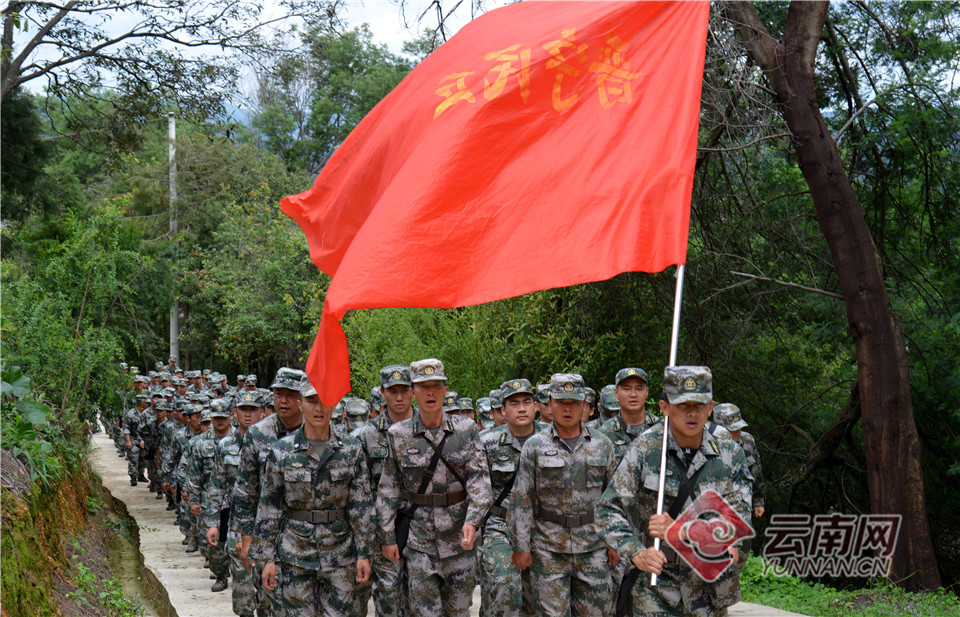 昆明晋宁民兵重走长征路 缅怀先烈不忘初心_云南看点_社会频道_云南网