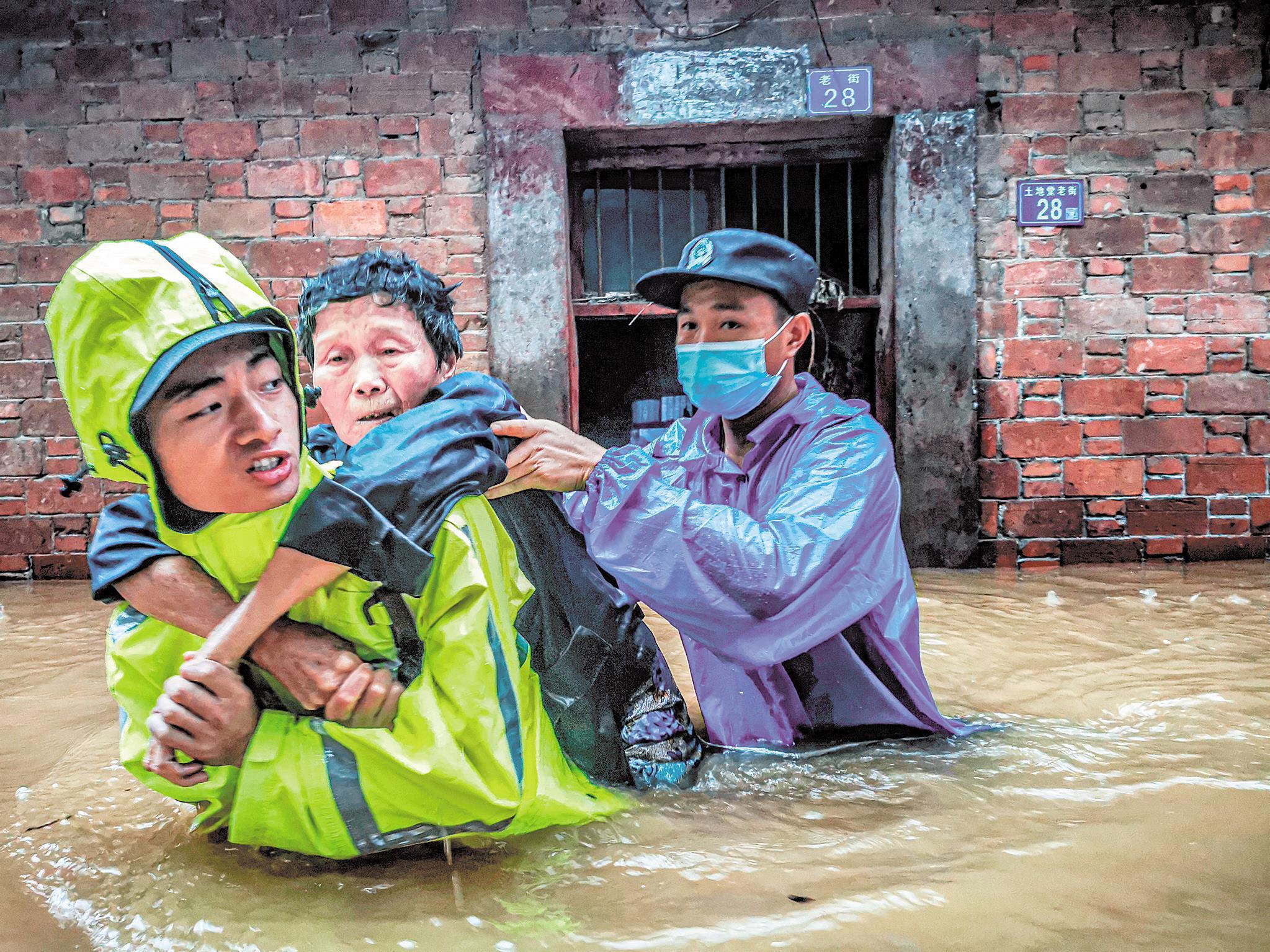 湖北公安全警动员全力以赴抗洪救灾