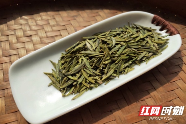 华汉庄园生产的雪笋茶,选用清明前嫩茶芽精制而成,产品条索紧细挺直