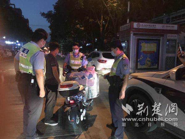 武汉警方密织夏季街面巡控网 一个月查案740起1249人