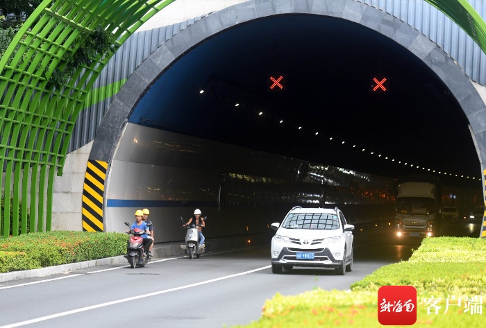 不文明交通行为曝光台多辆电动车在三亚红沙隧道违规通行