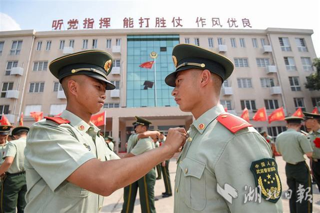 武警湖北總隊荊州支隊舉行老兵退伍儀式,退伍軍人摘下軍銜,領花,帽徽