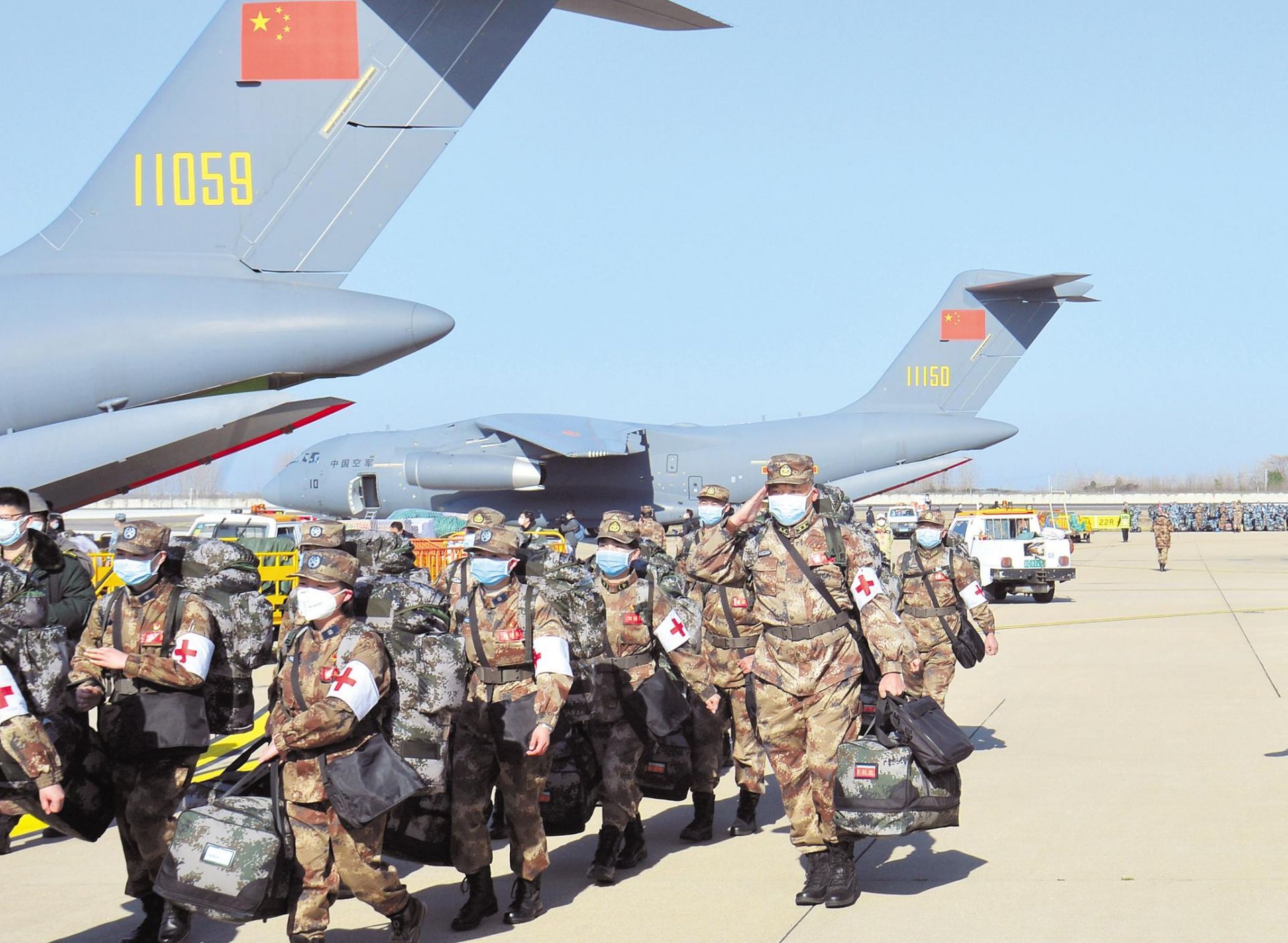 钢铁长城守护生命人民子弟兵以行动书写绝对忠诚