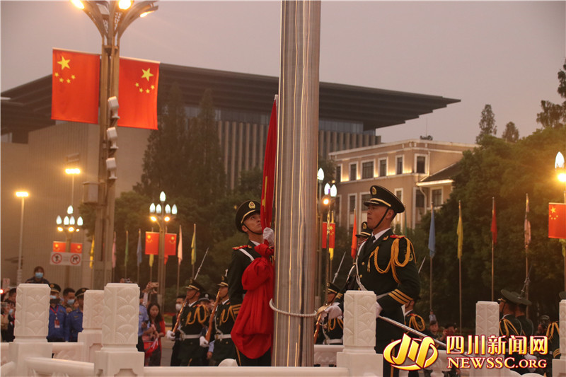 71岁生日快乐成都天府广场举行国庆升国旗仪式