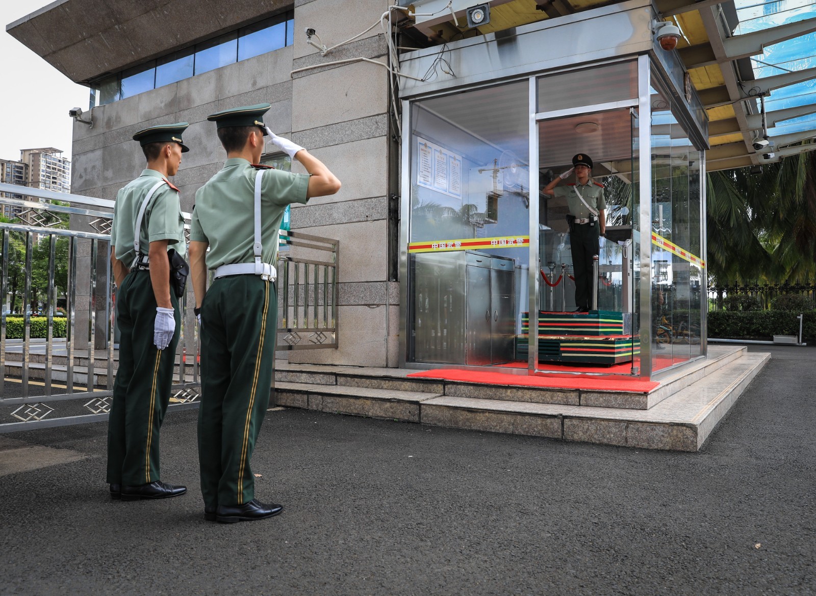 从经济特区到海南自贸港两代武警父子兵跨越30年同守一片热土