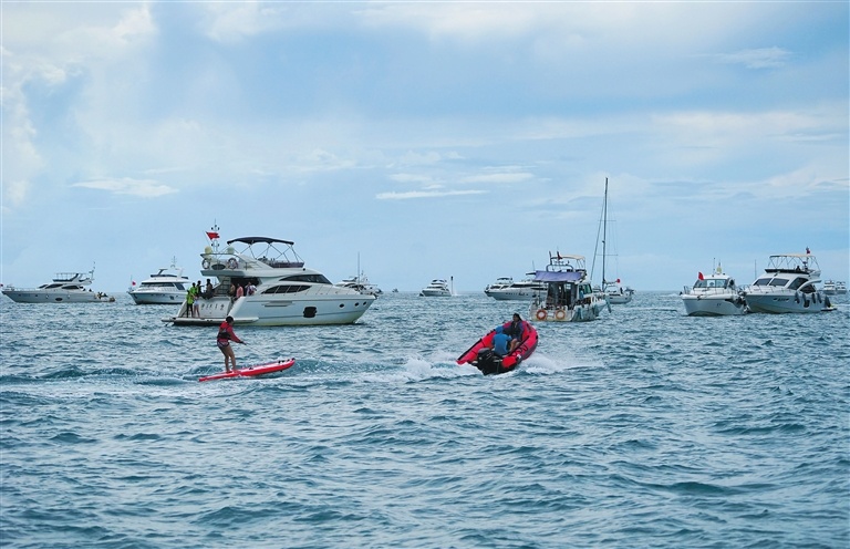 ",享受海上垂钓的悠闲……国庆假期以来,游艇出海游玩是游客在三亚