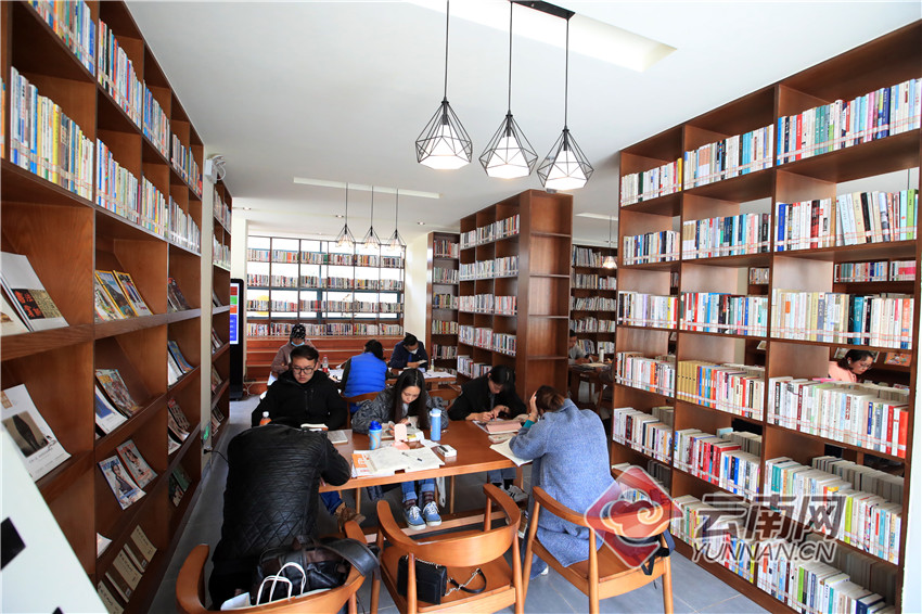 昆明市图书馆打造的城市书房正式对外开放,市民在书房内阅读.