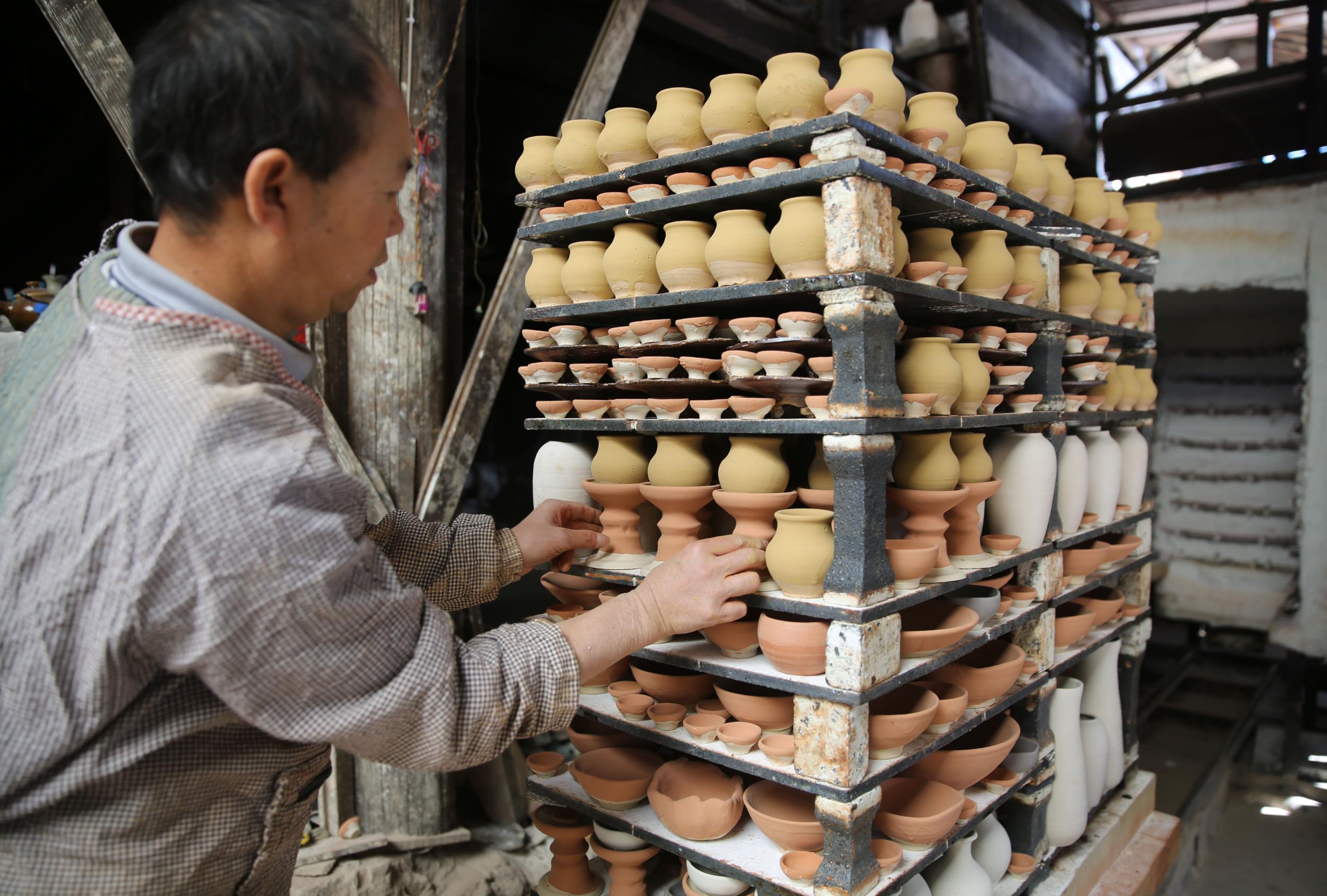 云南腾冲传承传统技艺发展土陶文化