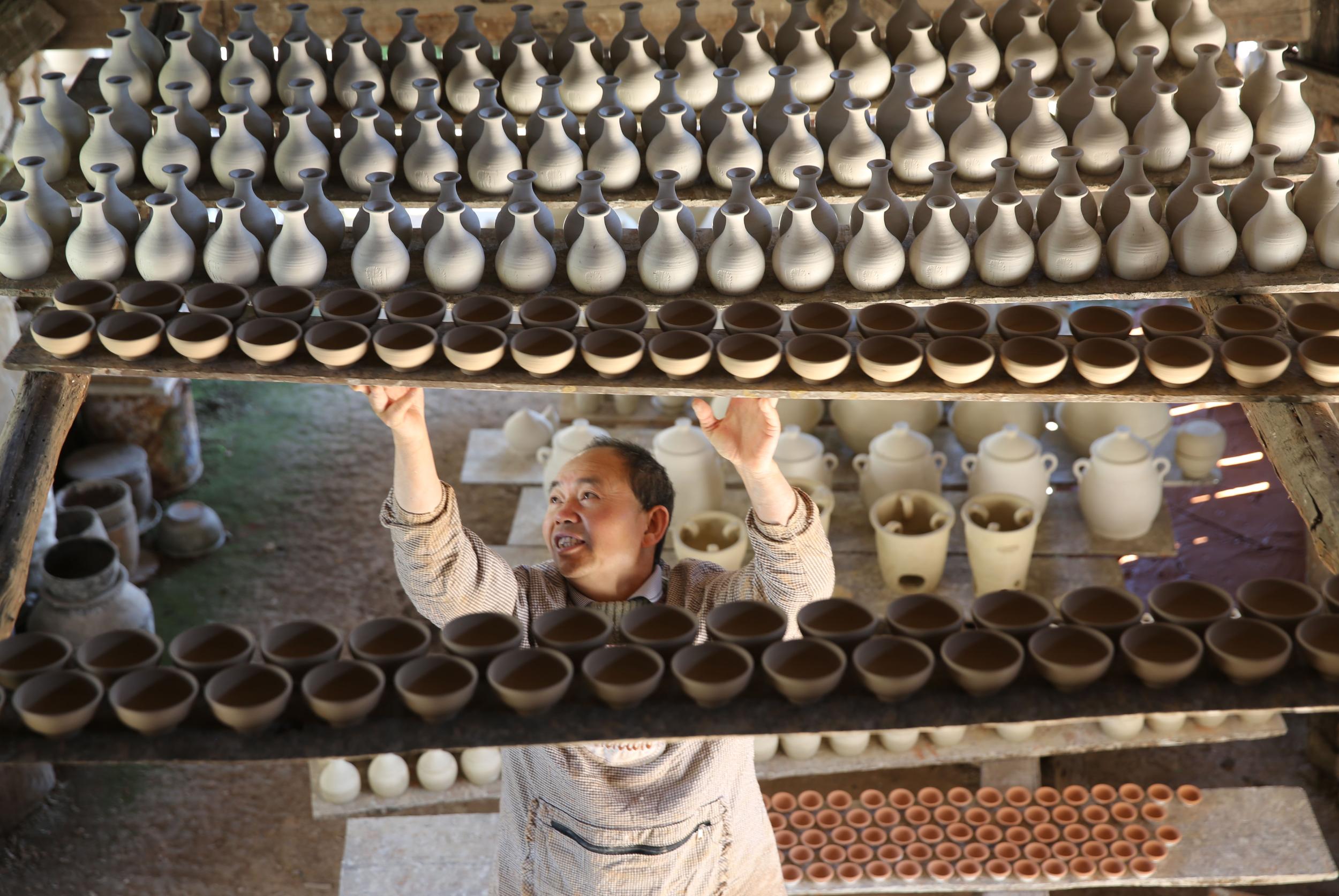 云南腾冲传承传统技艺发展土陶文化