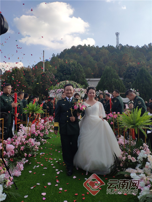 【高清组图】解放军驻滇某部队举行集体婚礼 10对新人军营里喜结连理