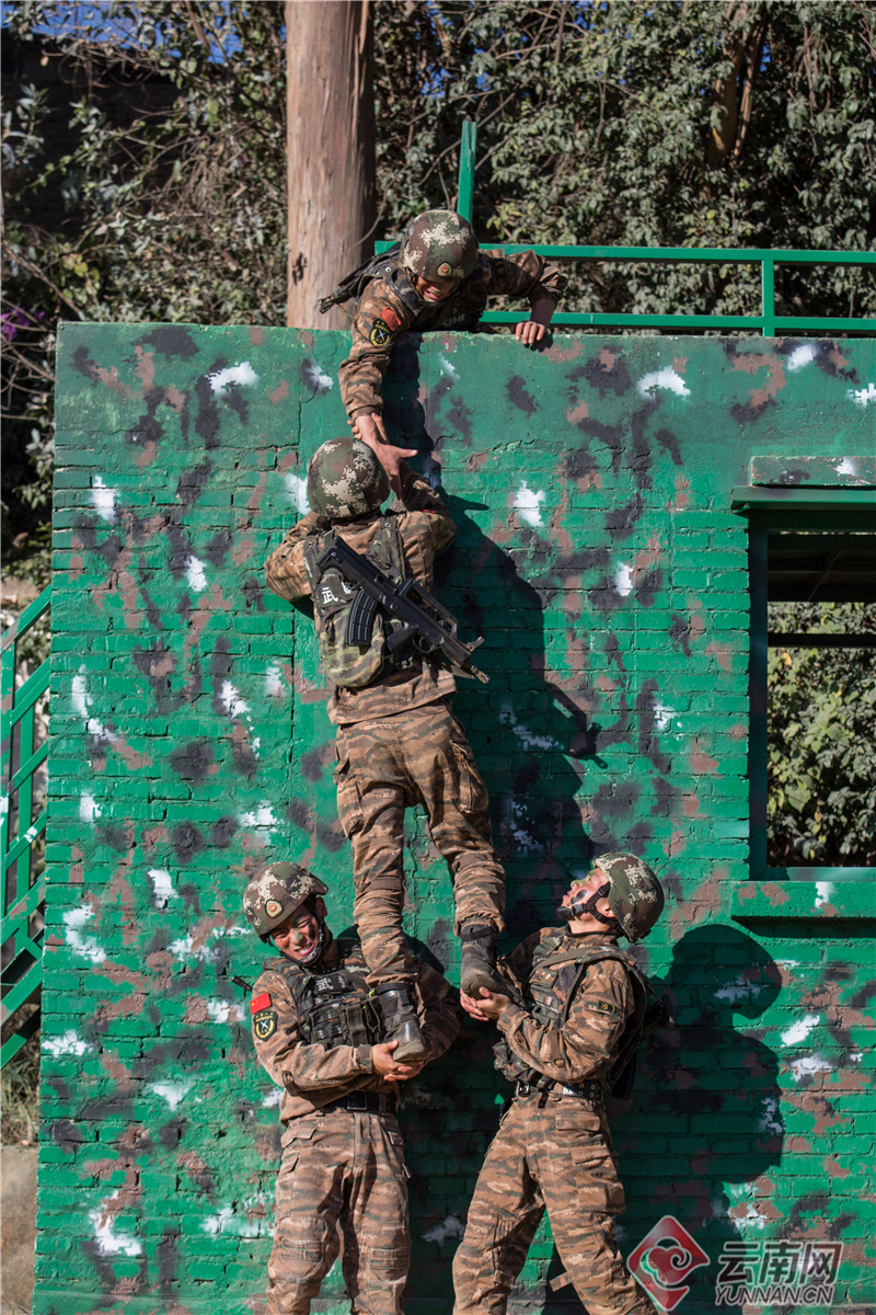 快看昆明武警特战队员冬季大练兵_云南网