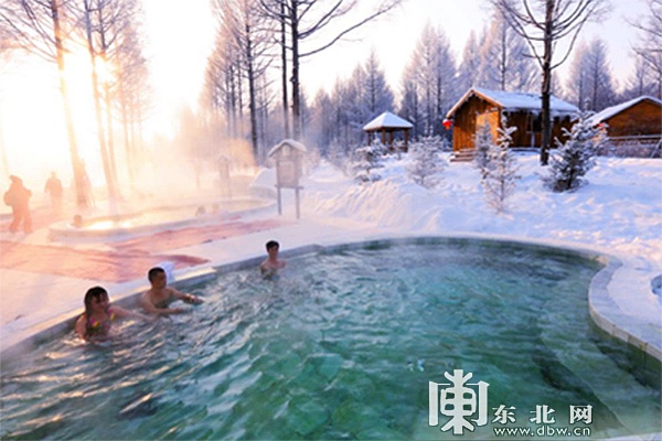 欣赏琼树银花的雾凇美景,在铁力桃山玉温泉泡雪地温泉感受极寒与温暖