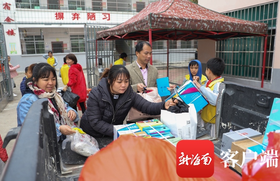 冬至送暖!愛心人士為五指山市一山區學校寄宿學生送來過冬物資