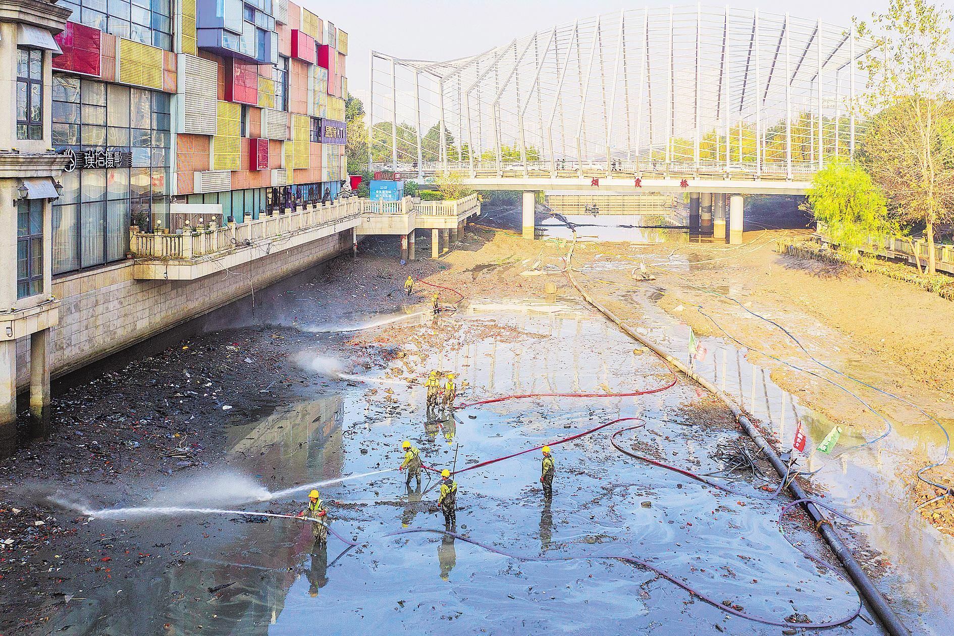 12月21日,武汉市武昌区连通外沙湖和水果湖的人工河——楚河,截流抽排