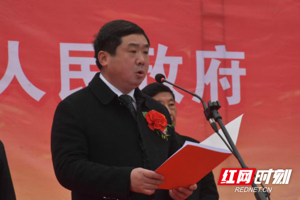 吉首市委书记李诗兴主持仪式.叶红专宣布竣工项目投入使用.