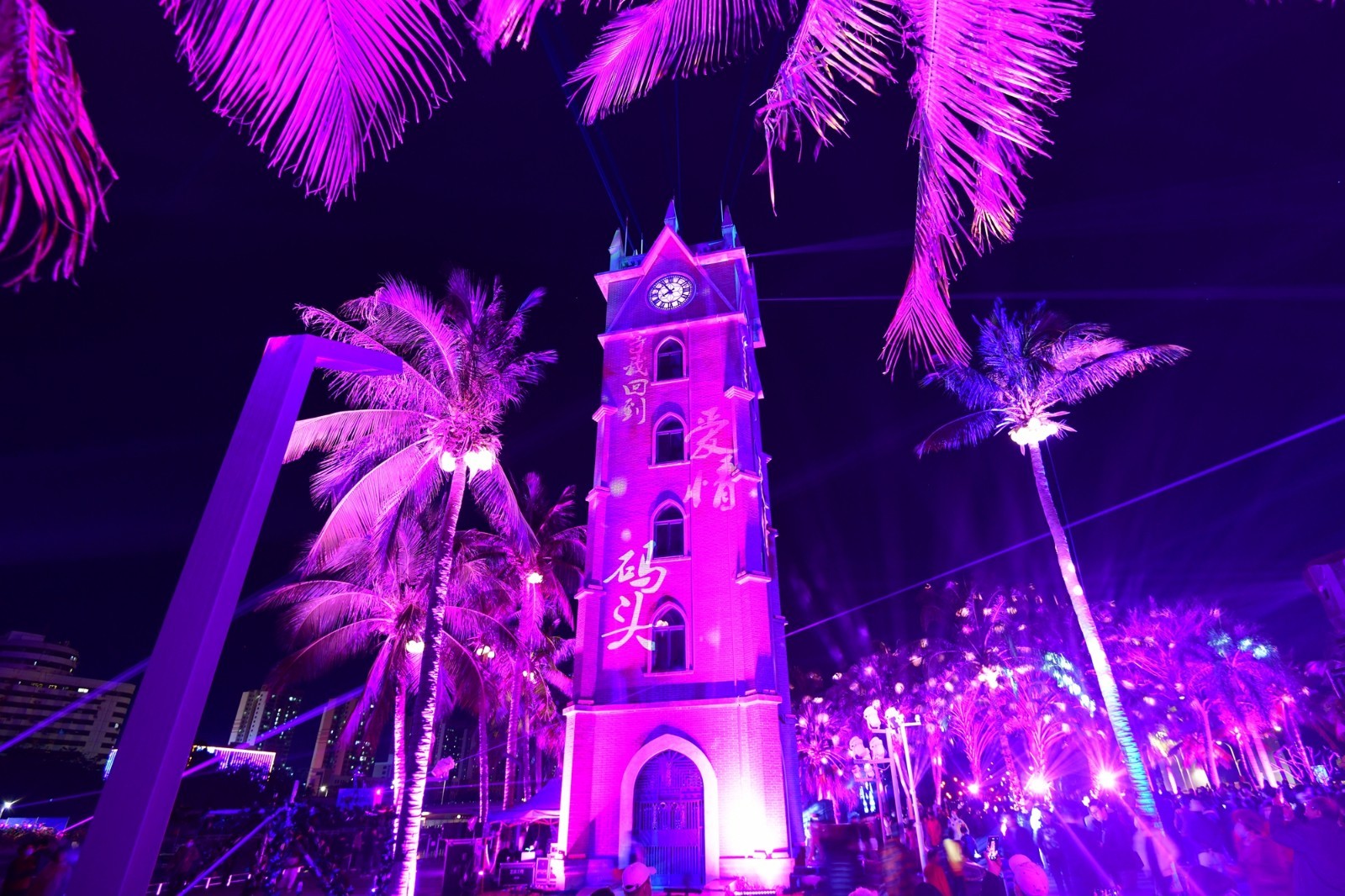 记者 郑广平 摄海口钟楼灯光秀航拍图.