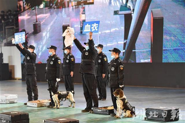 武汉警方举行庆祝首个人民警察节活动