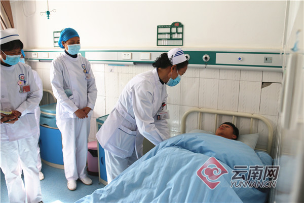 杨雪玲详细了解病人的身体恢复情况