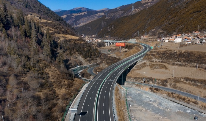 汶马公司副总经理李龙确告诉记者,汶马高速公路穿越藏族和羌族聚居区