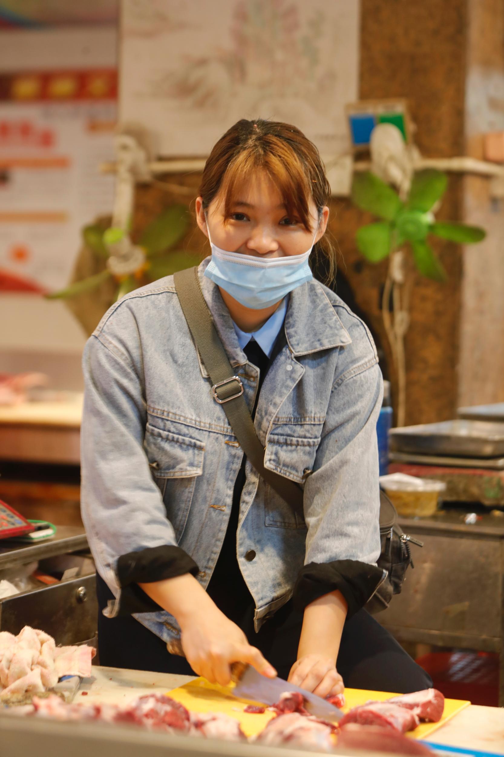 这位摊主叫杨亚柳,每天清晨5点多起床6点钟准时来到自己租赁的肉摊.