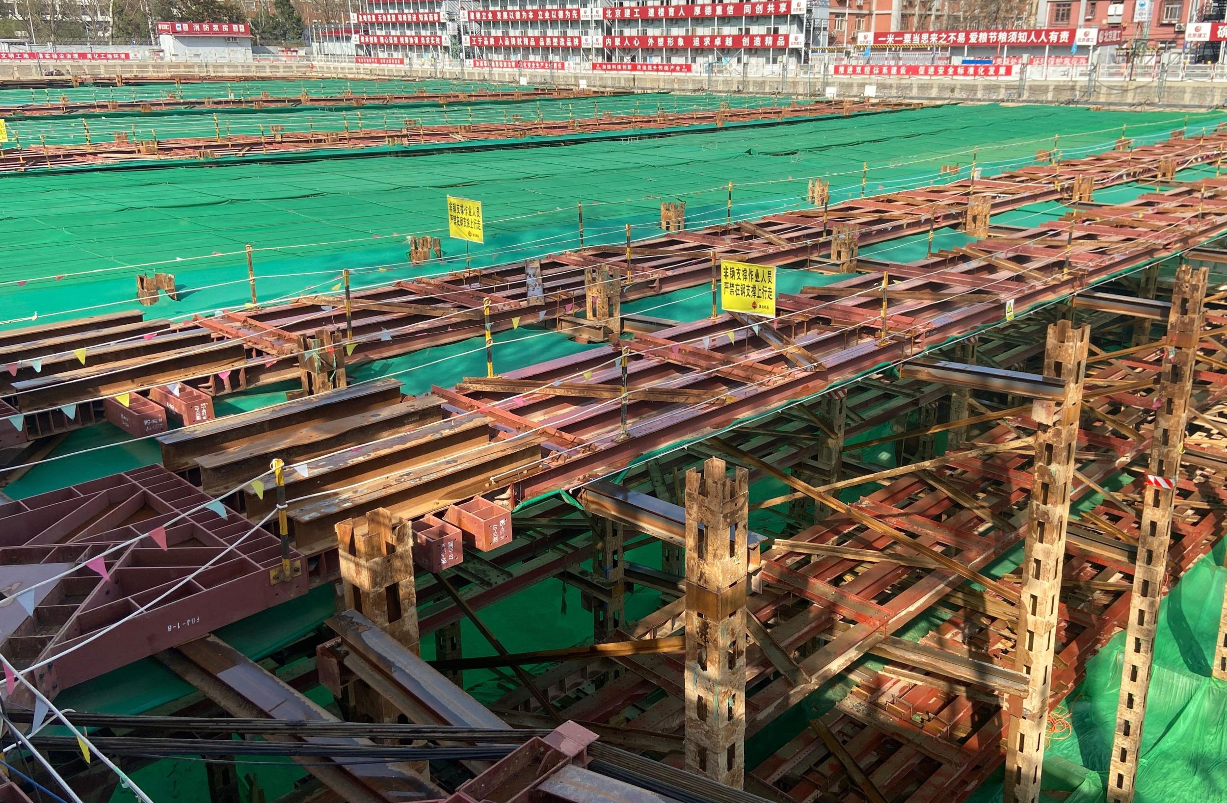 探访北京首个扬尘治理绿牌工地天幕笼罩工地淋浴