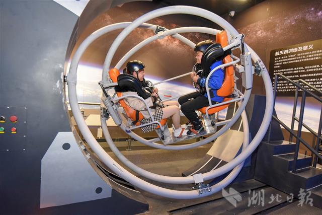 4月24日,在松滋市九号宇宙航天探索中心,小朋友和家长在"平行宇宙"中