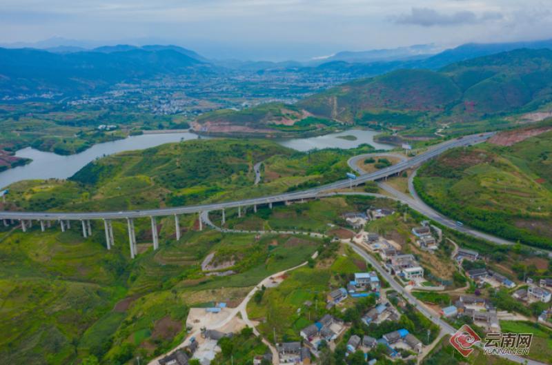 【高清组图】空中俯瞰保龙高速,风景如画