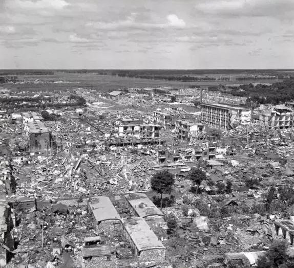 1976年7月28日强烈地震发生后的唐山市一角。唐山——丰南一带遭到的破坏和损失极为严重。_副本.jpg