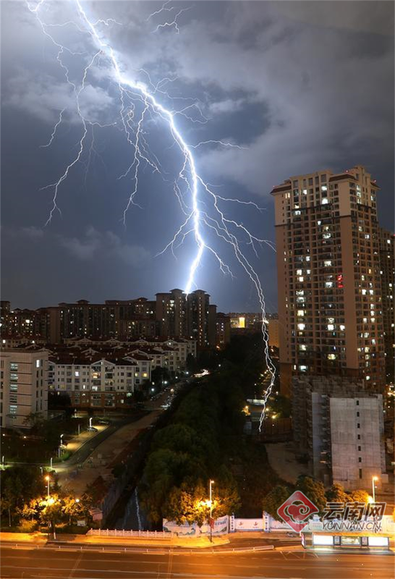 春城上空電閃雷鳴雲南多地發佈雷電黃色預警