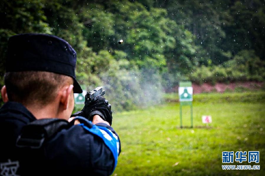 民警正在进行实弹射击考核 子弹出膛瞬间(杨佳林 摄)