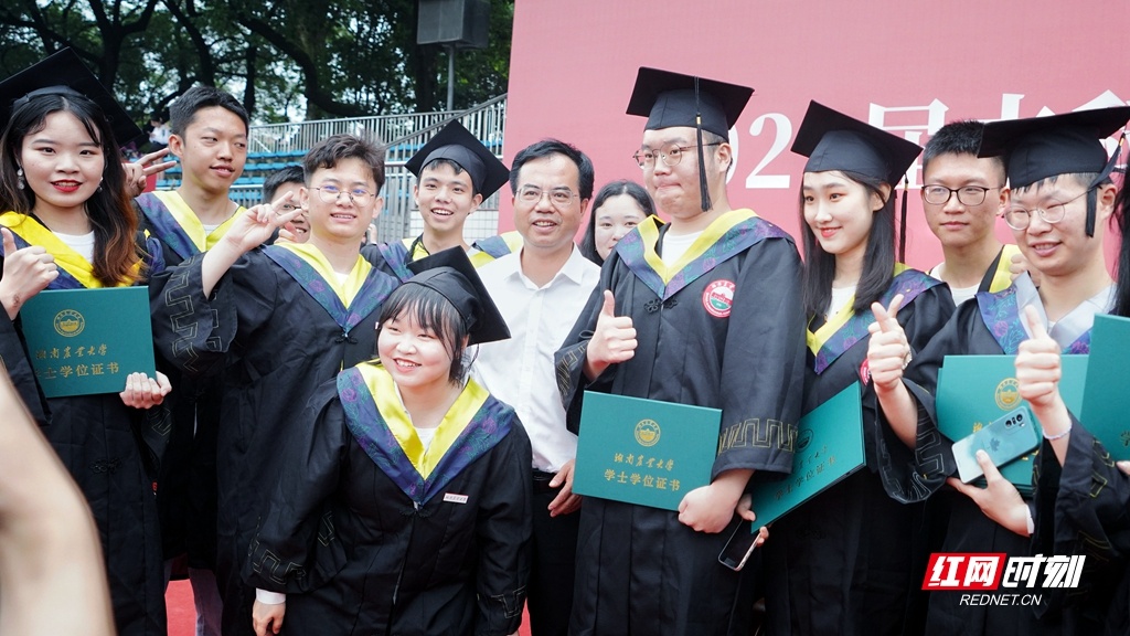 组图丨直击高校毕业典礼现场我们不散