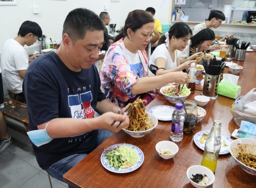 天热吸溜凉面的人多了京城这些热门面馆销量翻了两三倍