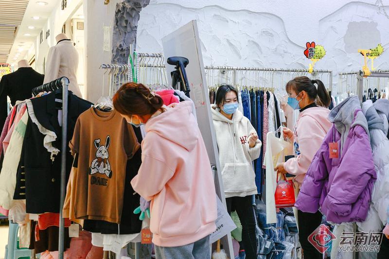 新春走基层买新衣迎新年昆明这个商贸城很热闹