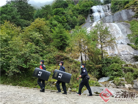 刘明佳和辅警边玲玲夫妻主动申请驻守条件艰苦,交通不便的亚坪警务室