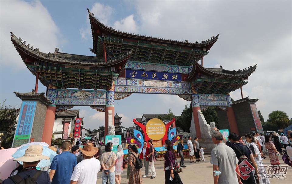 云南民族村迎来暑期旅游接待旺季
