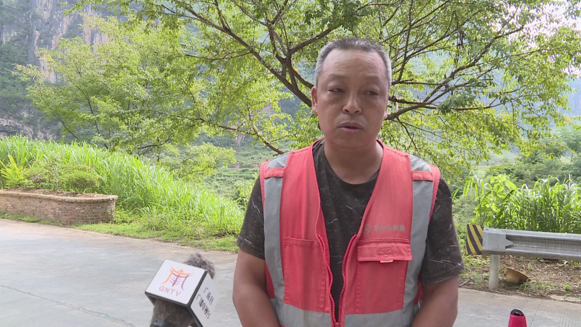 日前,記者來到g323線曙光鄉路段,藍天白雲下,道路兩旁已經平整好的