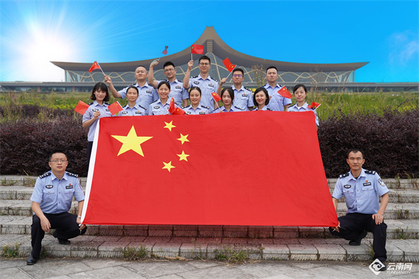 【组图】与国旗"同框",昆明边检民警这样"告白"祖国
