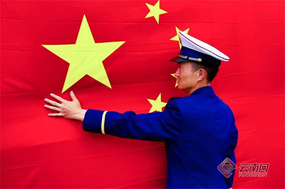 秀的是对祖国的热爱国旗是我们最美,最自豪的背景每一个镜头都传递一