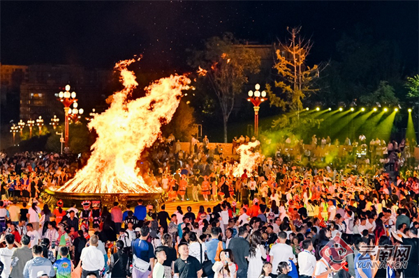 【组图】篝火欢歌!楚雄彝族火把节祭火大典氛围热烈_云南看点_社会频道_云南网