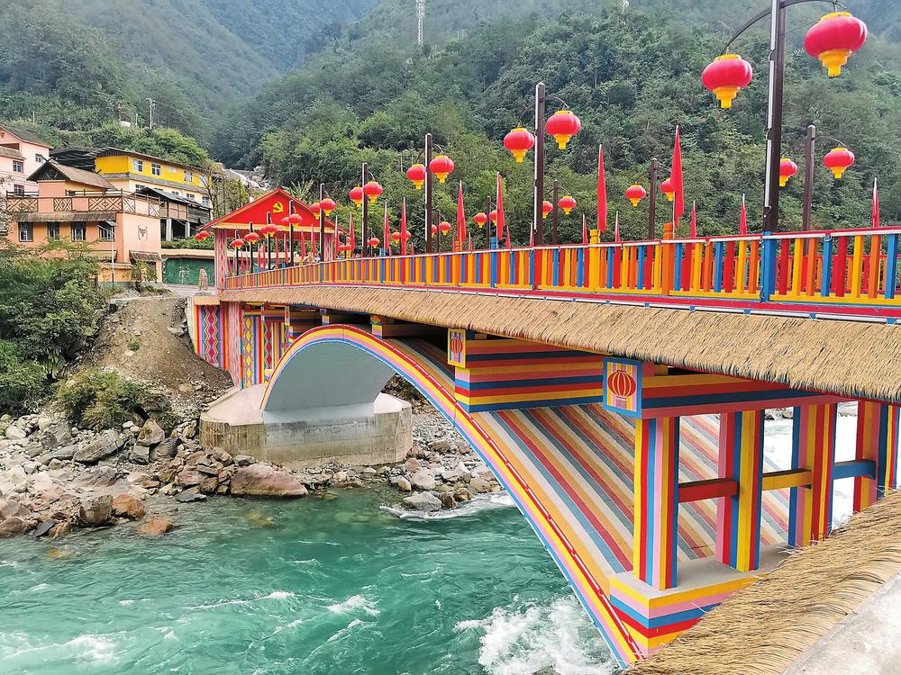 贡山独龙族怒族自治县独龙江乡结合地形地貌特征,加快推进"交通 旅游"