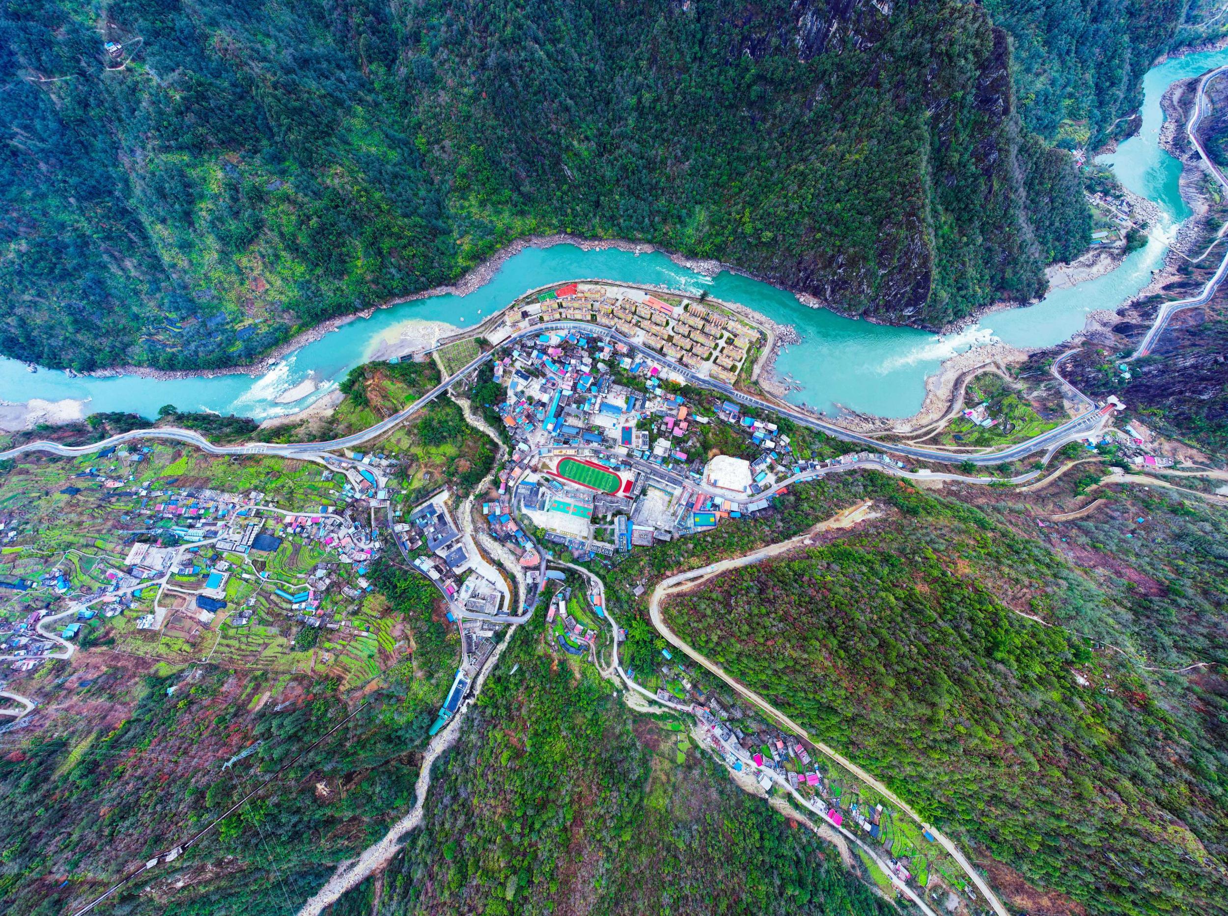 聚焦云南县域教育福贡县石月亮中学绿漫校园美沁心田