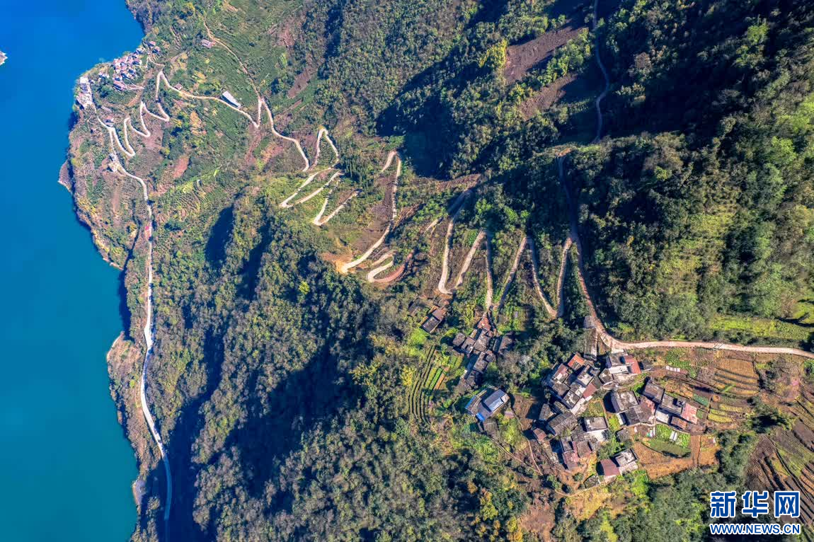 云南绥江山路弯弯连山乡