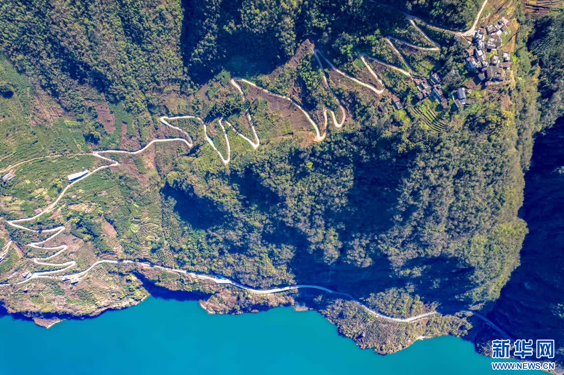 云南绥江:山路弯弯连山乡