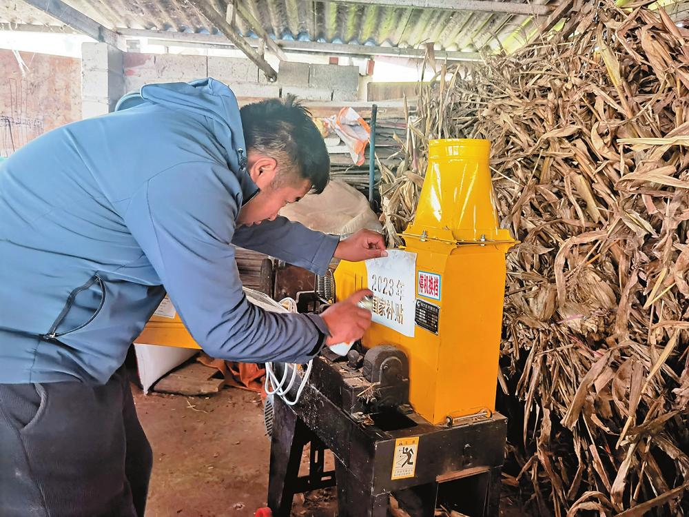 云龙县功果桥镇农科组成员送服务上门.