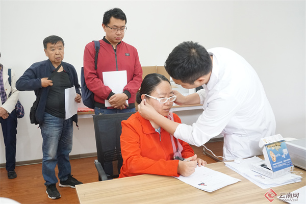 魏基成夫妇慈善基金会向我省捐赠1300台助听器