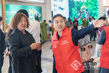 "据工作人员介绍,昆明机场不仅在出发和到达大厅开展云南少数民族歌舞