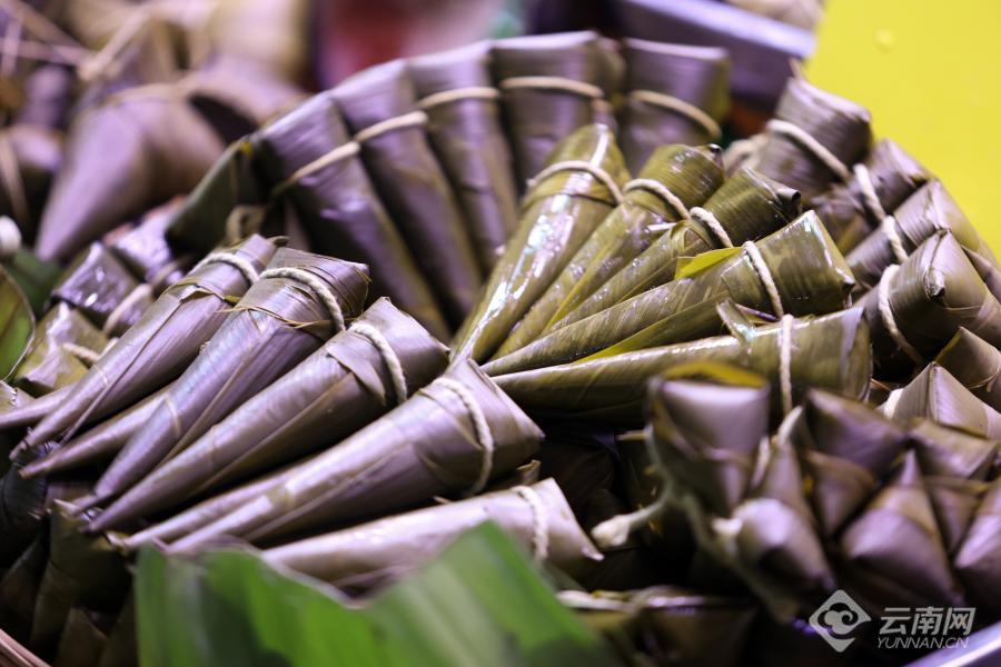 端午临近,昆明粽子"抢鲜"上市_云南网