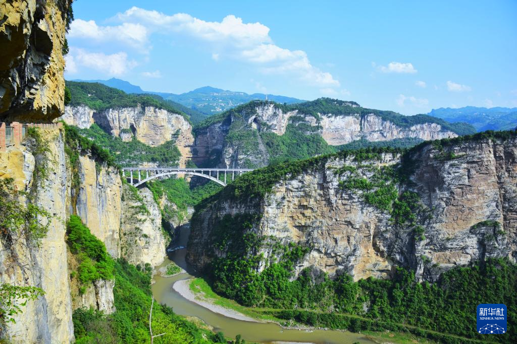 发源于镇雄县赤水源镇,流经革命老区镇雄,威信两县17个乡镇152个村