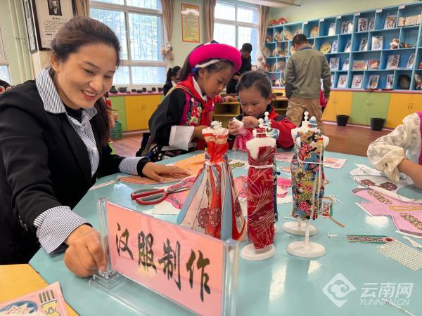 边疆民族地区的学生在感受国粹京剧等非遗文化艺术魅力的同时,中华