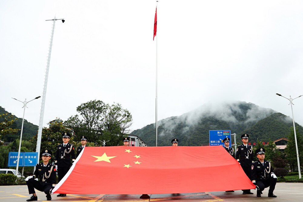 五星红旗迎风飘扬,胜利歌声多么响亮